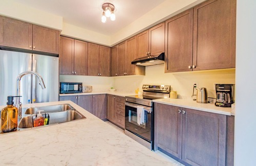 Thorold House | Simple Comforts: 4 Bedroom Family Home in Thorold | 10 Min to Falls