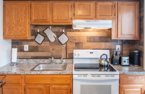 Newburgh Apartment | Simple Modern Elegance with Hudson Valley Mountains backdrop, 3rd Fl