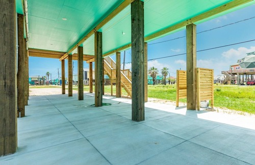 Surfside Beach House | Simple Modern GreenBean home 3BR near beach