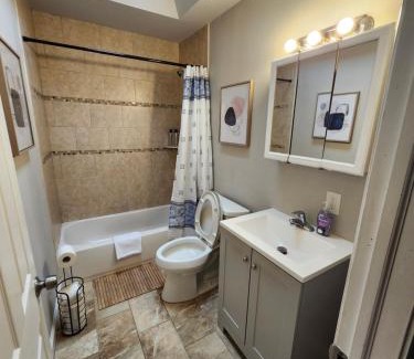 Upper Darby Apartment | Simple 'N' Sheek 3bedroom 1 bathroom house