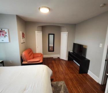 Upper Darby Apartment | Simple 'N' Sheek 3bedroom 1 bathroom house