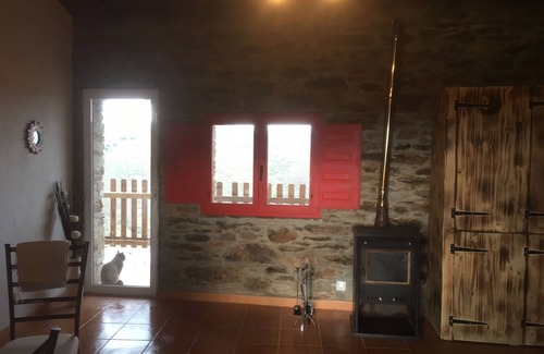 Negreda House | Simple stone house in an idílic landscape