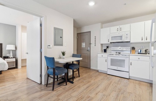 Far North Central Apartment | Simplicity At the Rim 1207 I Spacious 1 Bed 1 Bth