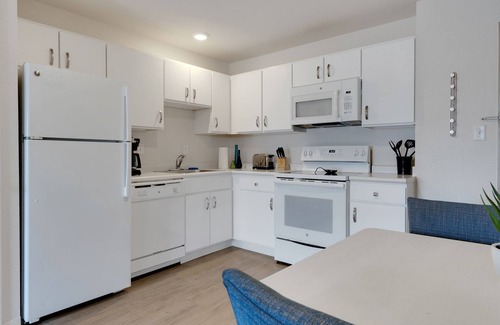 Far North Central Apartment | Simplicity At the Rim 1212 I Spacious 1 Bed 1 Bth