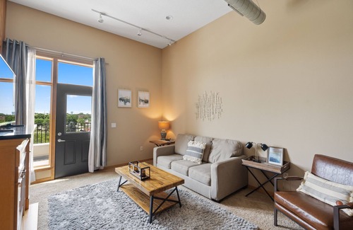 West Des Moines Apartment | Simplicity Loft w/Large Balcony