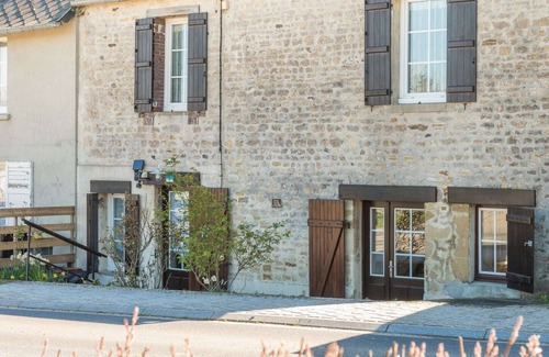Saint-Laurent-sur-Mer House | Simplistic holiday home with terrace