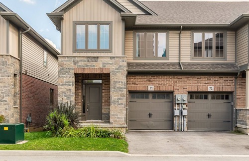 Stoney Creek House | Simply Comfort. 3BR 2.5BA Townhome 1 min to the Beach. BBQ.Parking