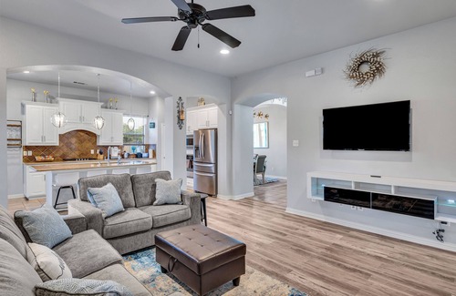 Tarrant County House | Simply Perfection 4BR King Home