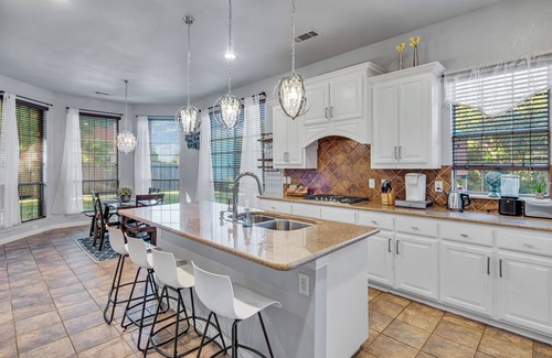 Tarrant County House | Simply Perfection 4BR King Home