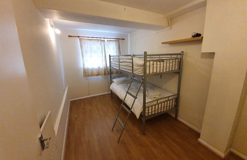 Swindon House | Simply Spacious house for up to 10