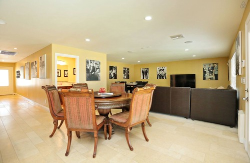 Paradise House | Sinatra-Themed Las Vegas House 6 bedroom with Pool & Game Room
