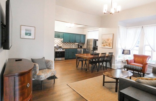 Downtown Colorado Springs House | Since 1889: Colorado College and Downtown Colorado Springs: AC, Private Parking