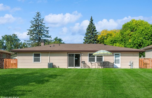 Schaumburg House | Single Family home in Schaumburg, IL 3 bed/2 full baths/fully fenced backyard