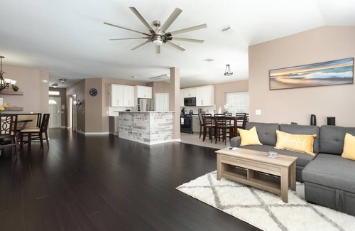 Selma House | Single floor open layout 3/2 SFH w/in 30 mins of New Braunfels & SA Pet friendly