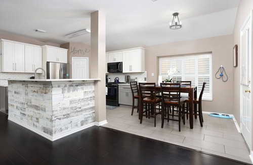 Selma House | Single floor open layout 3/2 SFH w/in 30 mins of New Braunfels & SA Pet friendly