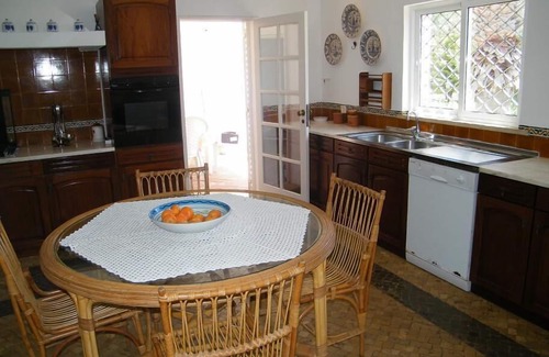 Monte Raposo Villa | Single floor villa swimming pool, WiFi, A/C, table tennis, large garden, 10pax