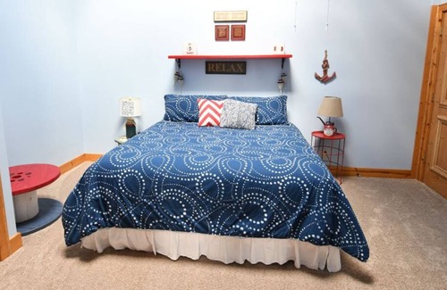 Lexington Apartment | Single King Bedroom W/ Full Bath. Downtown Lexington w/ Beautiful Beach Theme!