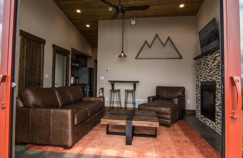 Canon City Cabin | Single King Cabin - Royal Gorge Cabins