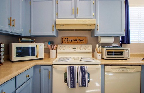 East Mesa House | Single-level 3BD 2BTH home w/HotTub, WiFi, 4 Smart TVs
