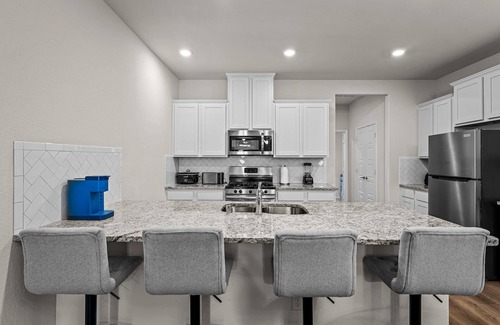 Lincoln Park House | Single-level Home Game Area Ideal for Long Stays
