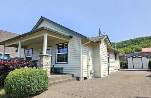 Rockaway Beach House | Single-Level Retreat-BBQ & King Bed! Tesla Charger & WIFI! Pet-Friendly!