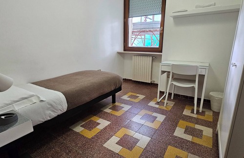 Potenza House | Single Room with Shared Bathroom and Private Parking in Loco