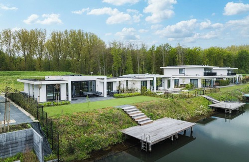 Zeewolde House | Single-storey 8-person villa with private inflatable boat, luxury built-in bean-to-cup coffee machine, Quooker and swim deck.