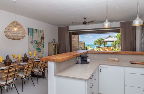 Roches Noires Villa | Single-storey apartment with direct access to an almost private beach