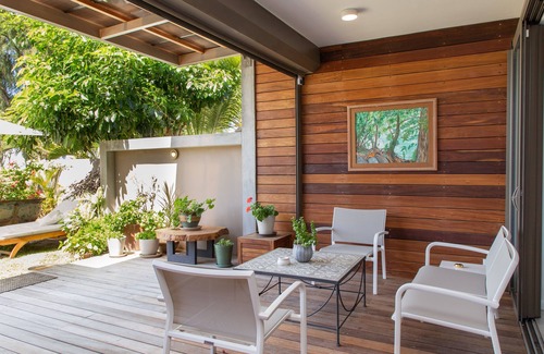 Roches Noires Villa | Single-storey apartment with direct access to an almost private beach
