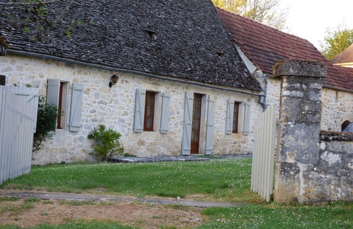 Salignac-Eyvignes House | Single storey longère covered with slabs in BLACK PERIGORD.