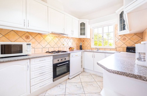 Branqueira Villa | Single-storey villa with private pool & BBQ