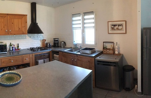 Aubignan Villa | Single storey villa with enclosed garden and swimming pool, Provence