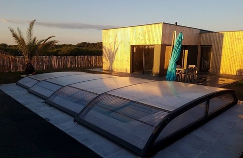Erdeven House | Single-storey wooden house with swimming pool near the beach