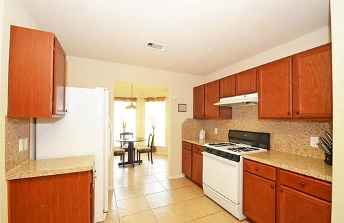 Katy House | Single-story Katy Home 3/2 SLEEPS 12 With Easy Access To HW 99 & Energy Corridor