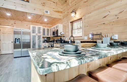 Cleveland Cabin | Sip, Hike & Explore: Sleek Retreat in Cleveland!