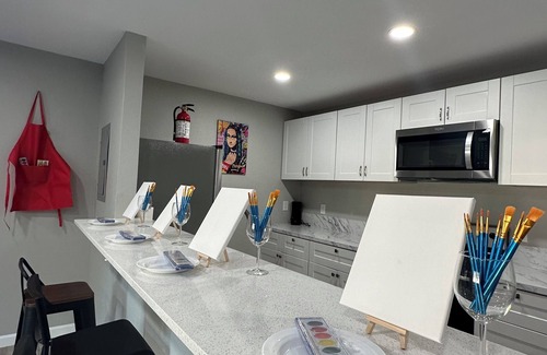 West Arlington Apartment | Sip & Paint Artistic Getaway: Near to the Stadiums