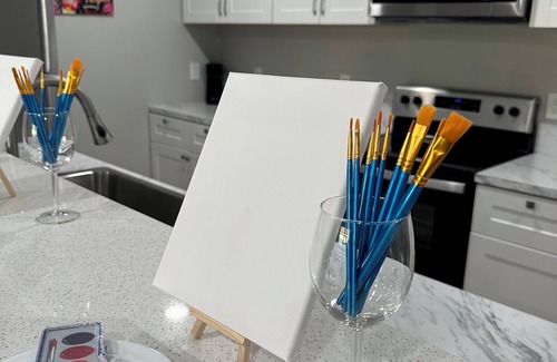West Arlington Apartment | Sip & Paint Artistic Getaway: Near to the Stadiums