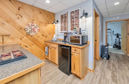 Grassy Creek Cabin | Sit n Ponder Dog-Friendly Log Cabin