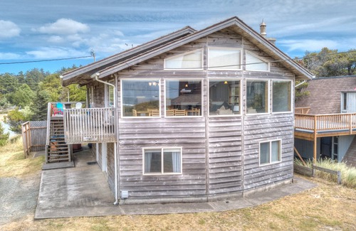 Manzanita House | SITKA HOUSE MCA1354-Across from beach, Hot tub, 5 bdrm/3bth,oceanview,dogs ok