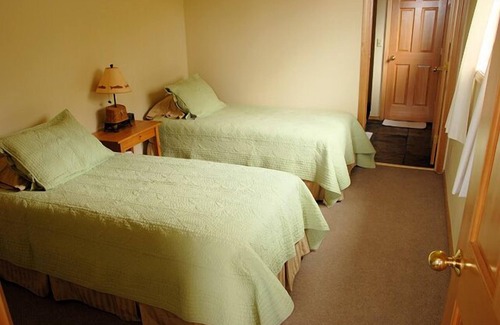 Sitka Apartment | Sitka Point Cabin is a 2 bedroom, 2 bath, 2 level cabin