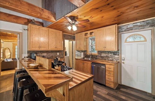 Newland Cottage | Sitting Bear Cottage in Gingercake Acres on the east side of Linville Gorge