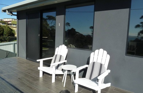 Bridport Apartment | Situated across the road from the beach