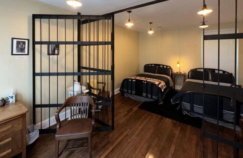 Matewan House | Situated in downtown, Matewan it is near all restaurants, museums and shops.