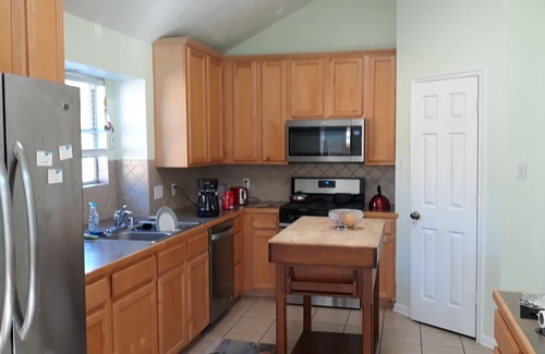El Lago House | Situated near NASA and Kemah Boardwalk, you can enjoy your own PRIVATE BEACH