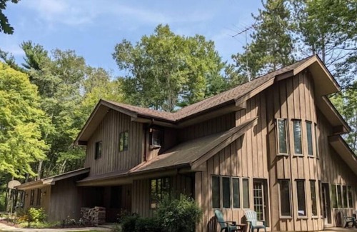Oostburg House | Six bedroom home minutes to Sheboygan, great for entertaining!