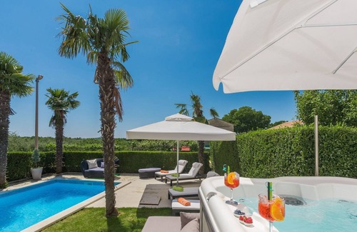 Selina Cabin | Six-bedroom villa with pool and garden in a quiet village near Porec