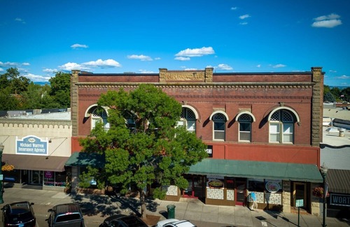 Walla Walla Apartment | Six — Two Queen Beds, Historic Downtown Apartment in Nicely Appointed Building on Main Street