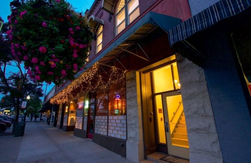 Walla Walla Apartment | Six — Two Queen Beds, Historic Downtown Apartment in Nicely Appointed Building on Main Street
