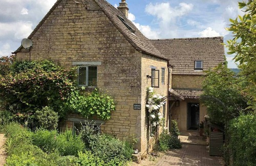 Clapton on the Hill Cottage | SIXPENNY COTTAGE, family friendly, with open fire in Cheltenham