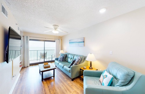 Navarre Beach Condo | Sixth-floor condo with direct Gulf-front views & on-site picnic area & grills
